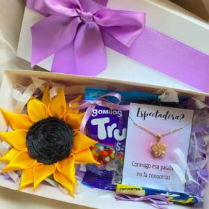 Flor, collar y dulces