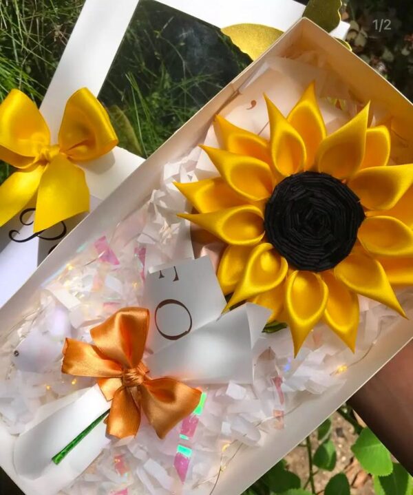 Girasol eterno en caja, Incluye luces led en color amarillo